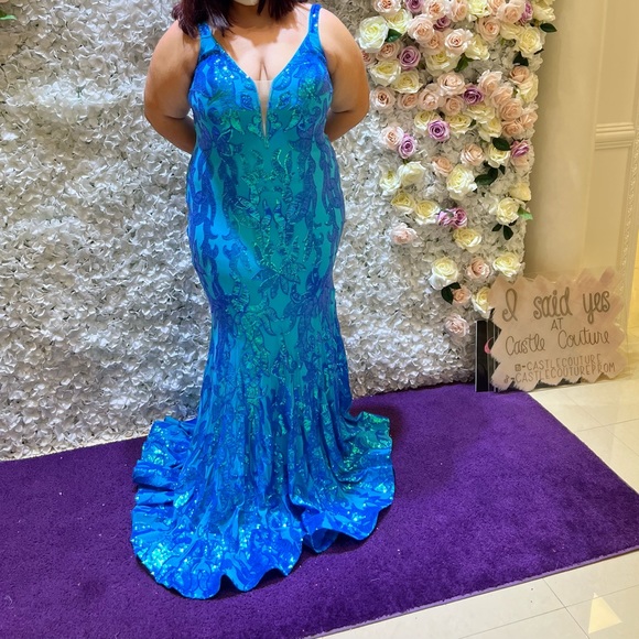 Stunning plus size prom gown. Worn once and kept in its original garment bag. - Picture 4 of 9